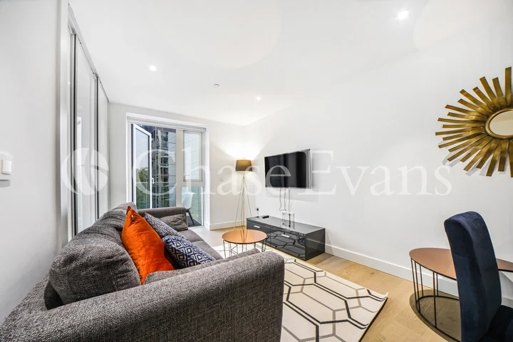 Room Vaughan Way in Greater London