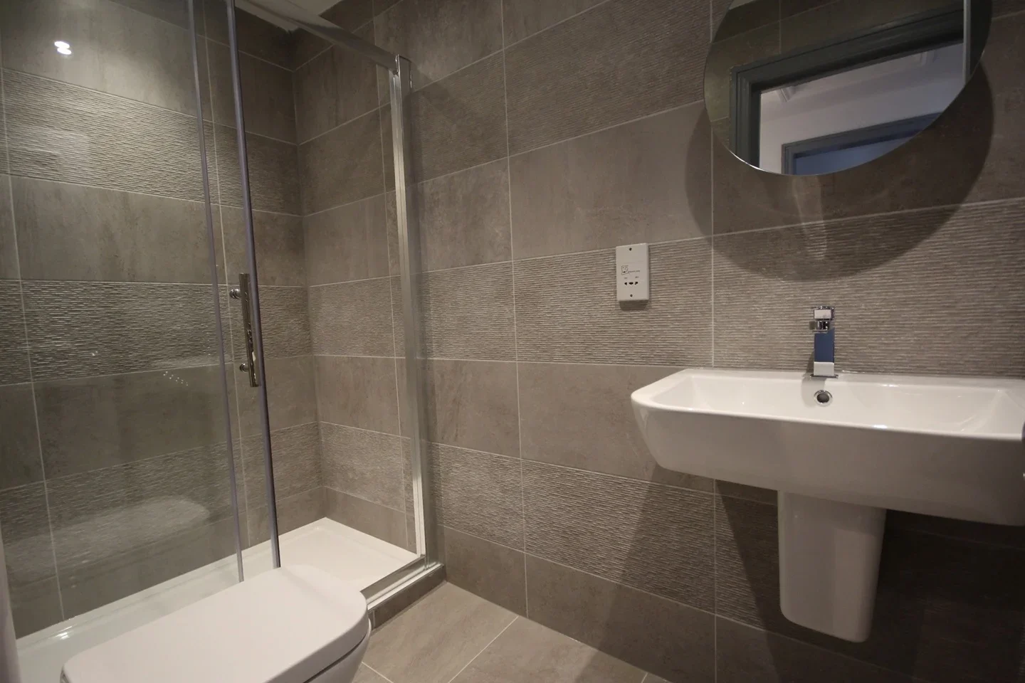 Room Lytton Road in Greater London