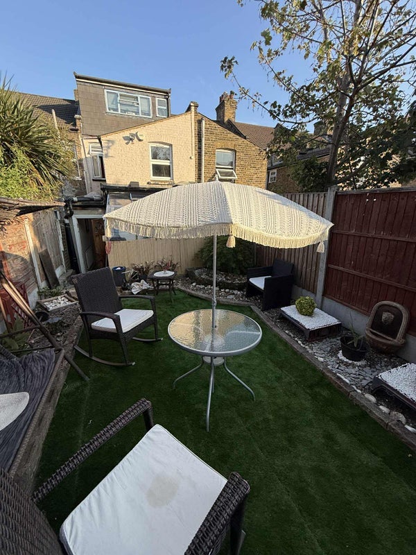 Room Leslie Road in Greater London