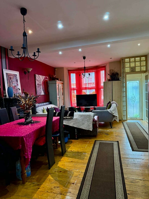 Room Leslie Road in Greater London