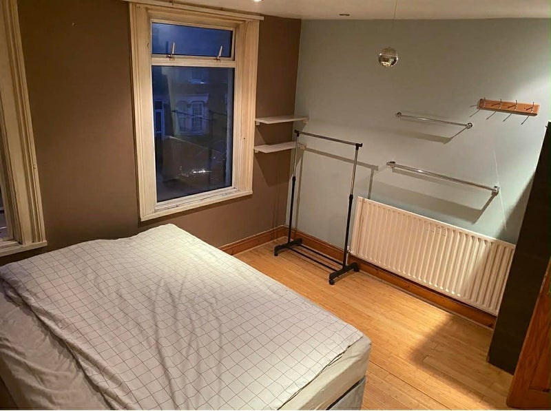Room Leslie Road in Greater London