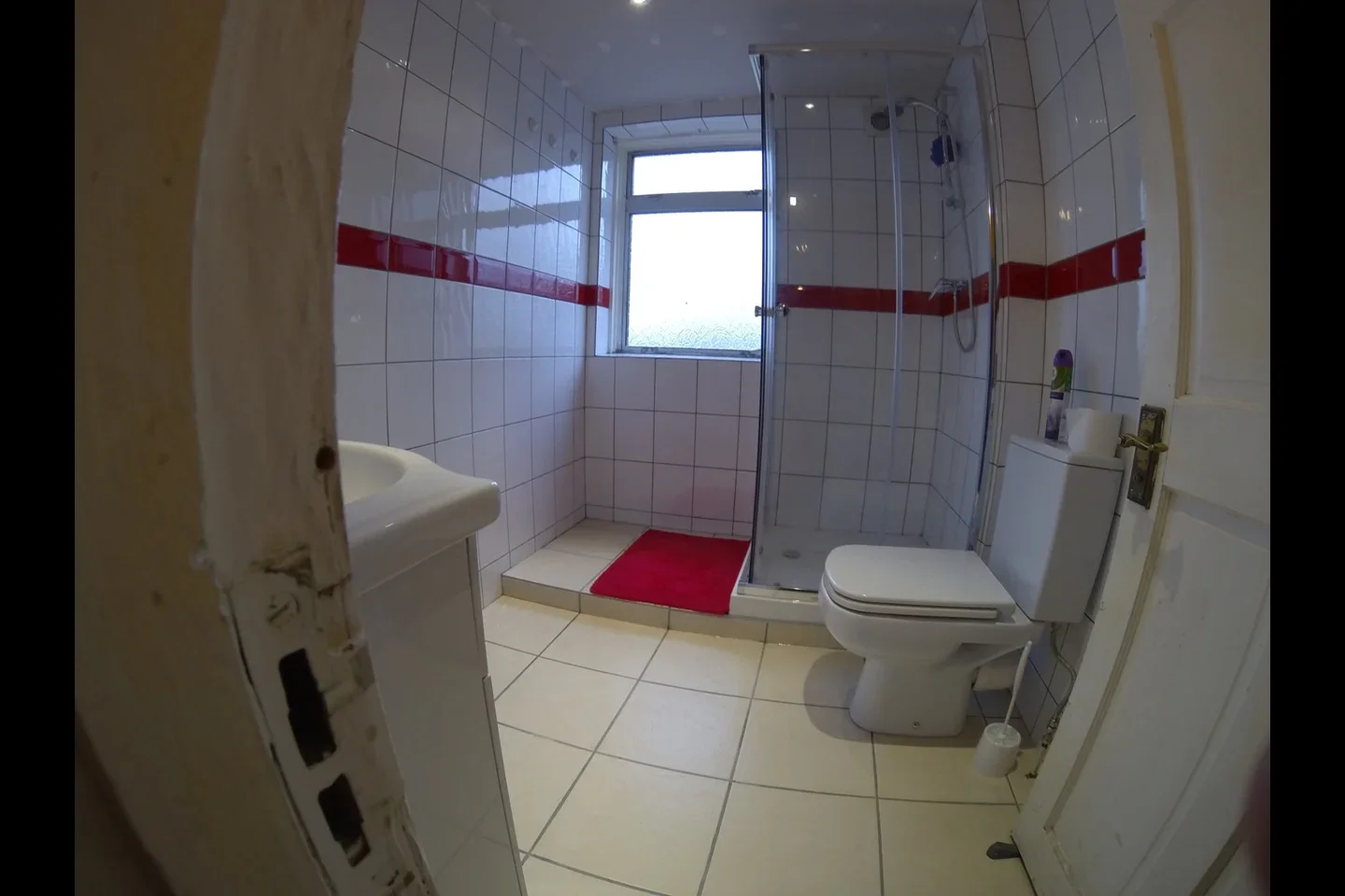 Room Lonsdale Avenue in Greater London