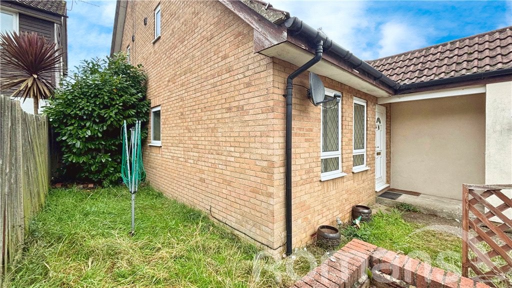 House Beaconsfield Way in Earley