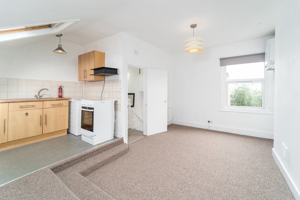 Flat Rathcoole Gardens in Greater London