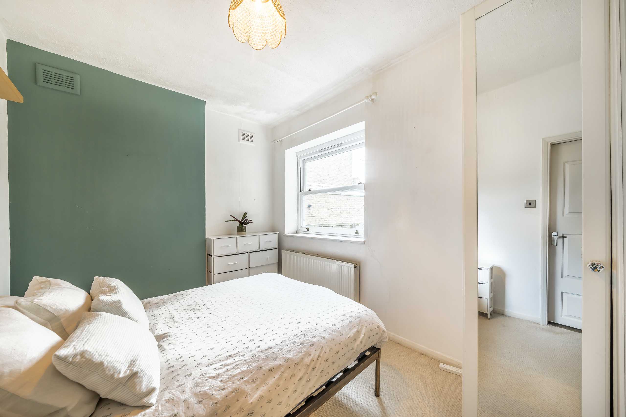 Flat Tierney Road in Greater London