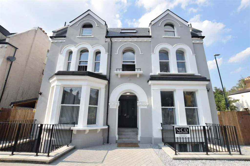 Flat Cedar Road in Greater London