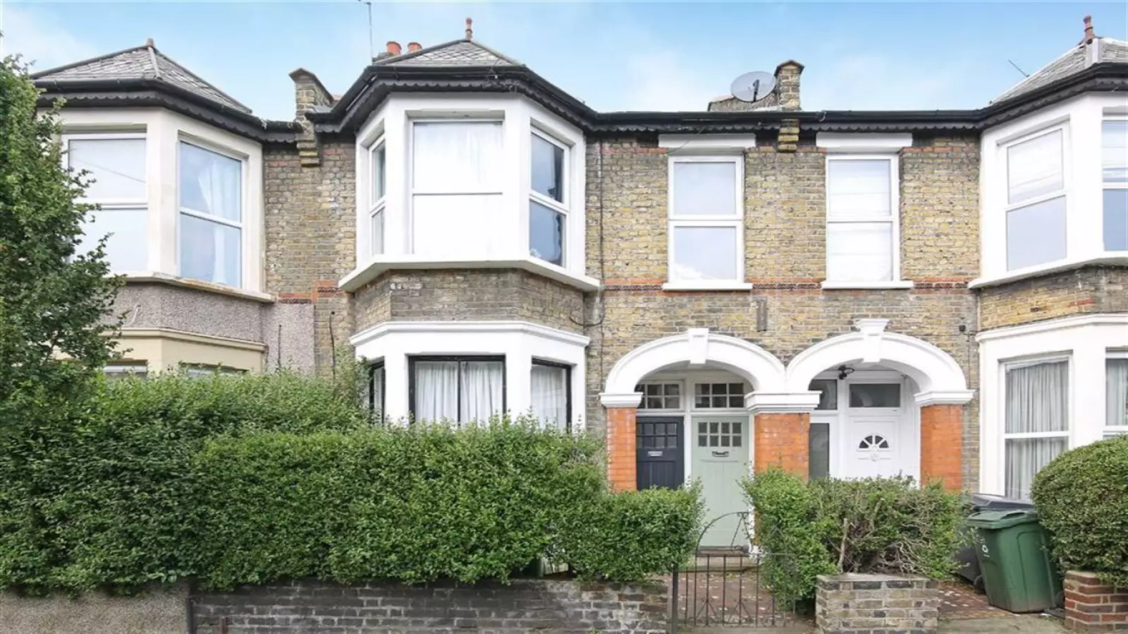 Flat Lawton Road in Greater London