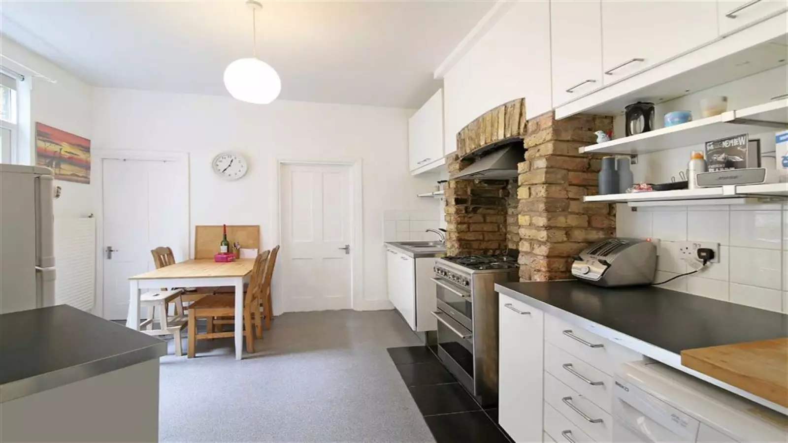 Flat Lawton Road in Greater London