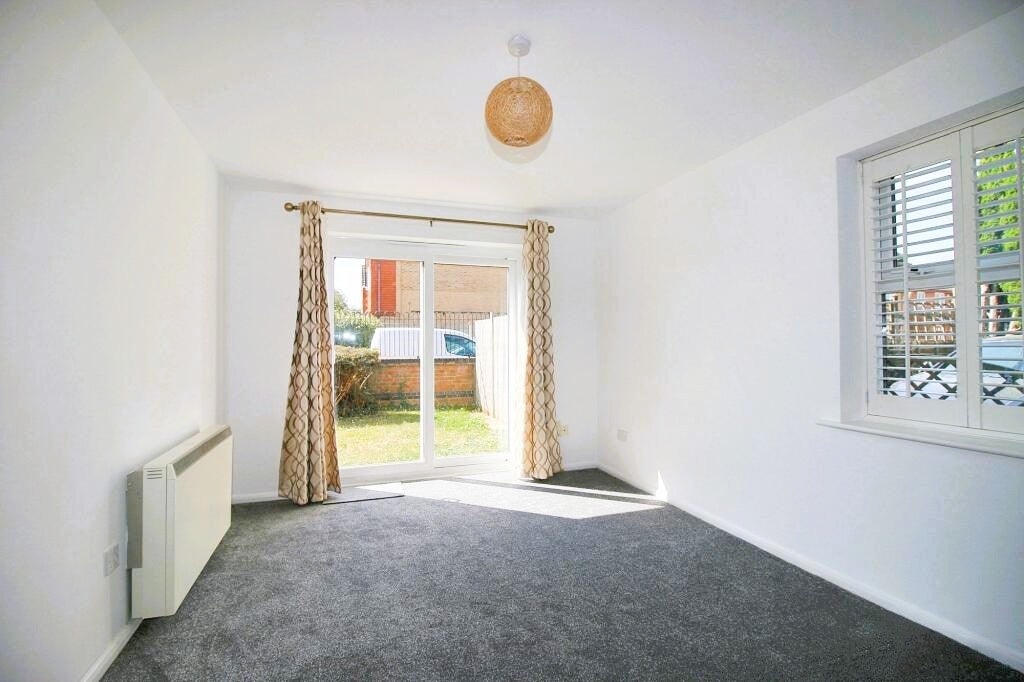 Flat Dudley Close in Grays