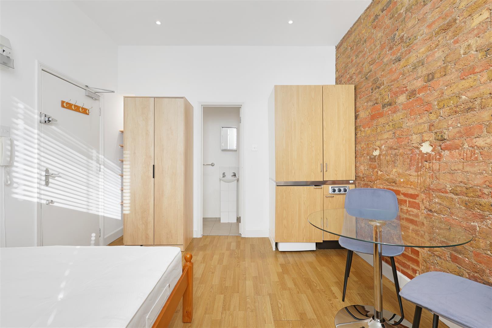 Flat Wrights Lane in Greater London