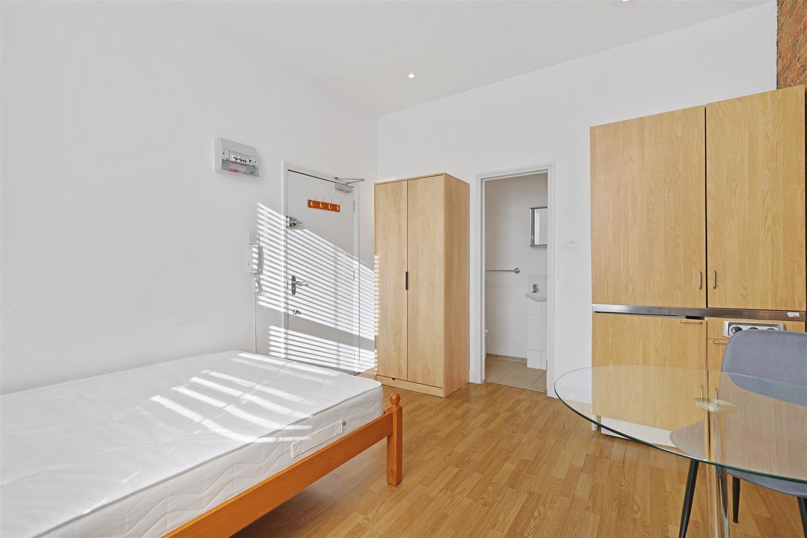 Flat Wrights Lane in Greater London