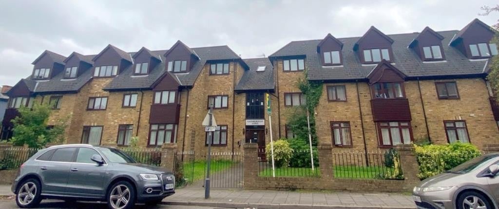 Flat Hindes Road in Greater London