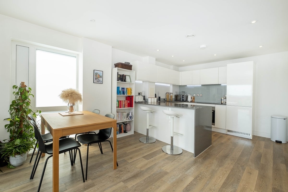 Flat Hartfield Road in Greater London