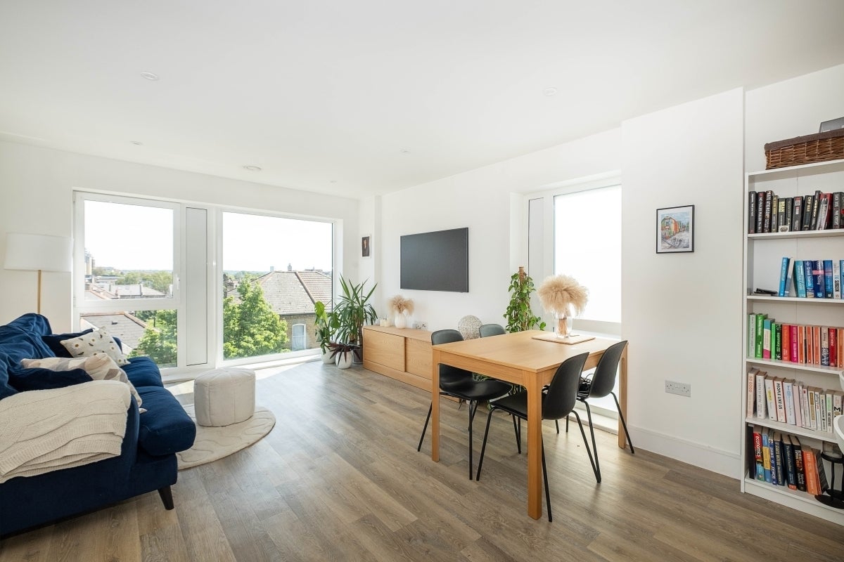 Flat Hartfield Road in Greater London