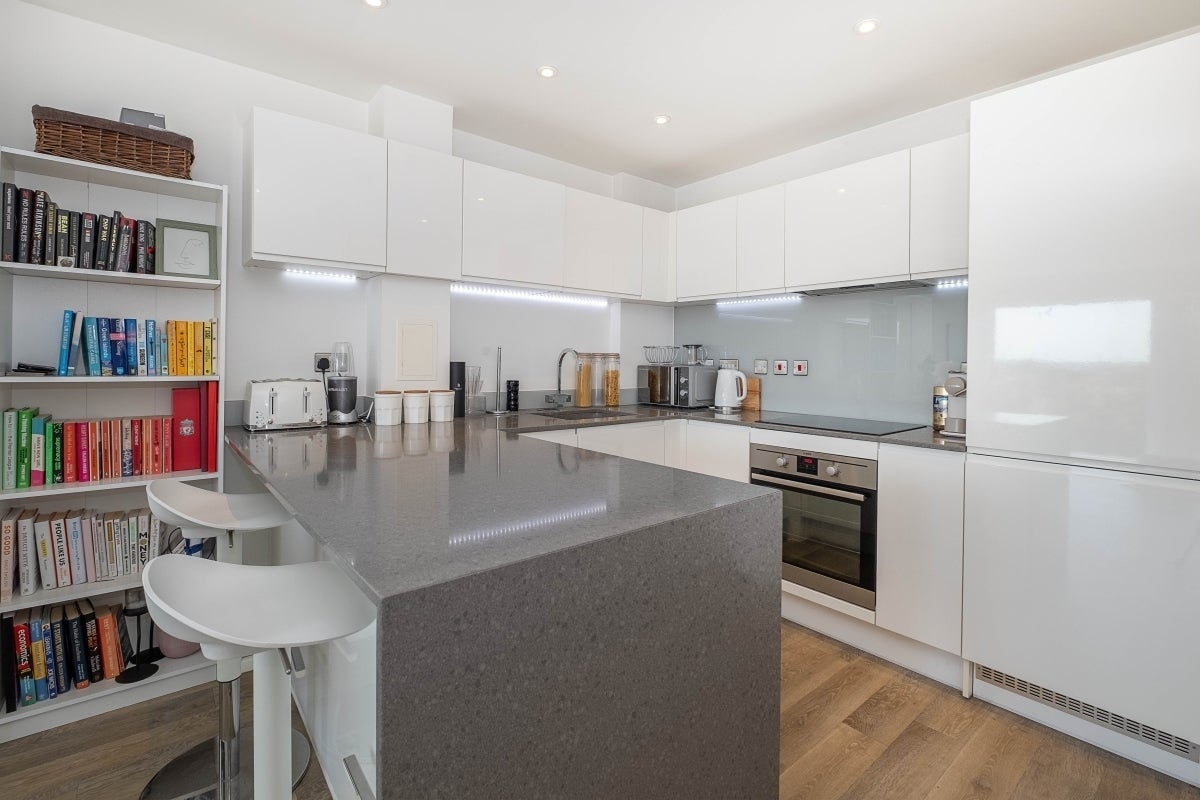 Flat Hartfield Road in Greater London