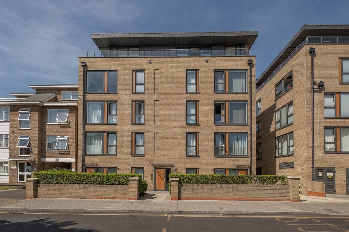 Flat Hartfield Road in Greater London