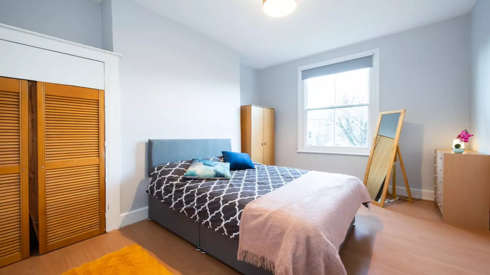Flat Burnley Road in Greater London