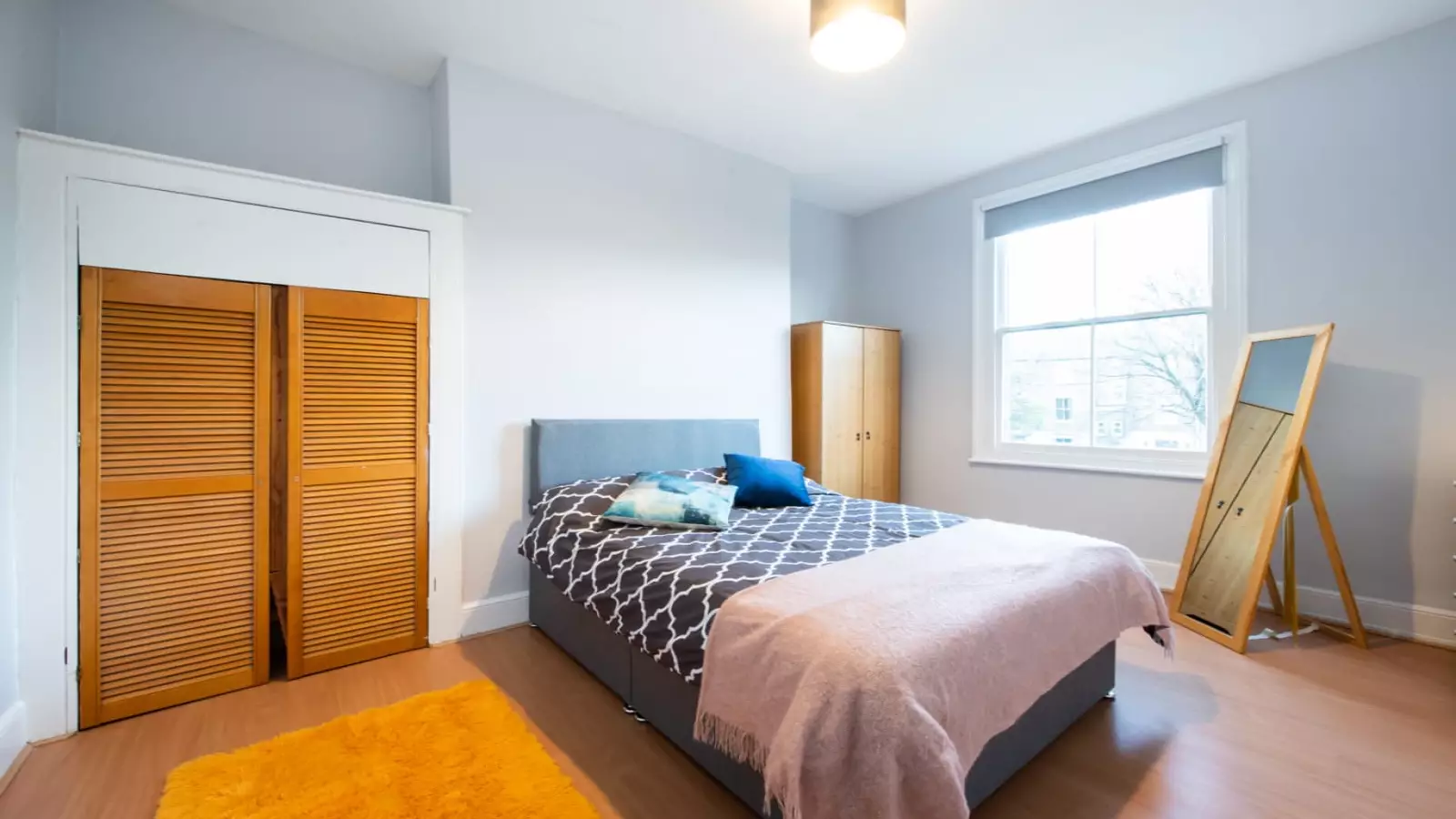 Flat Burnley Road in Greater London