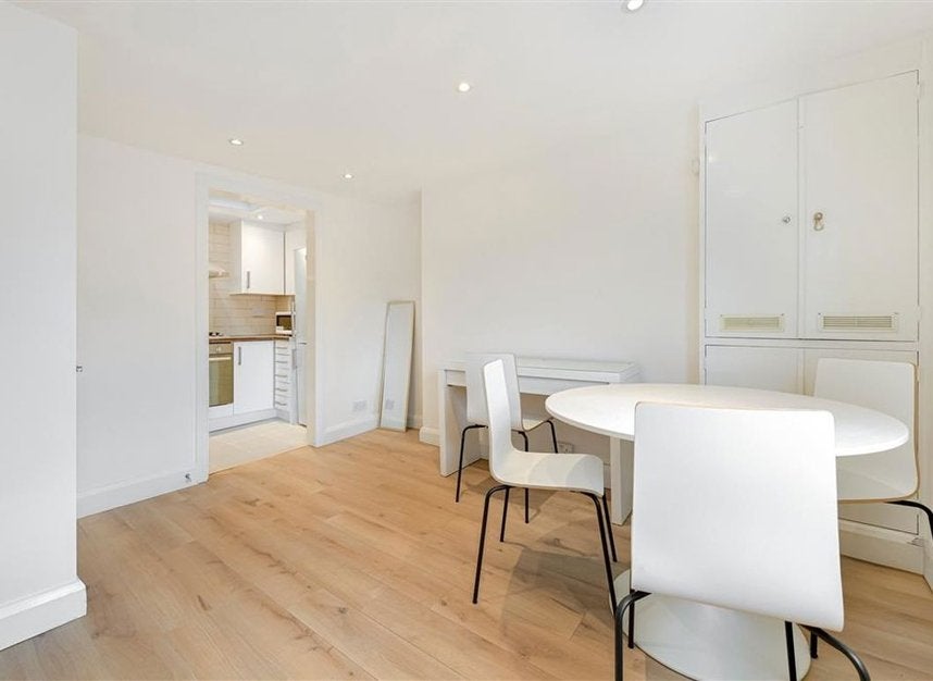 Flat Warren Street in Greater London