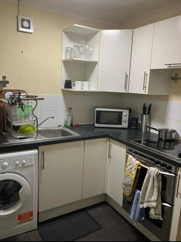 Room Stewartville Street in Glasgow