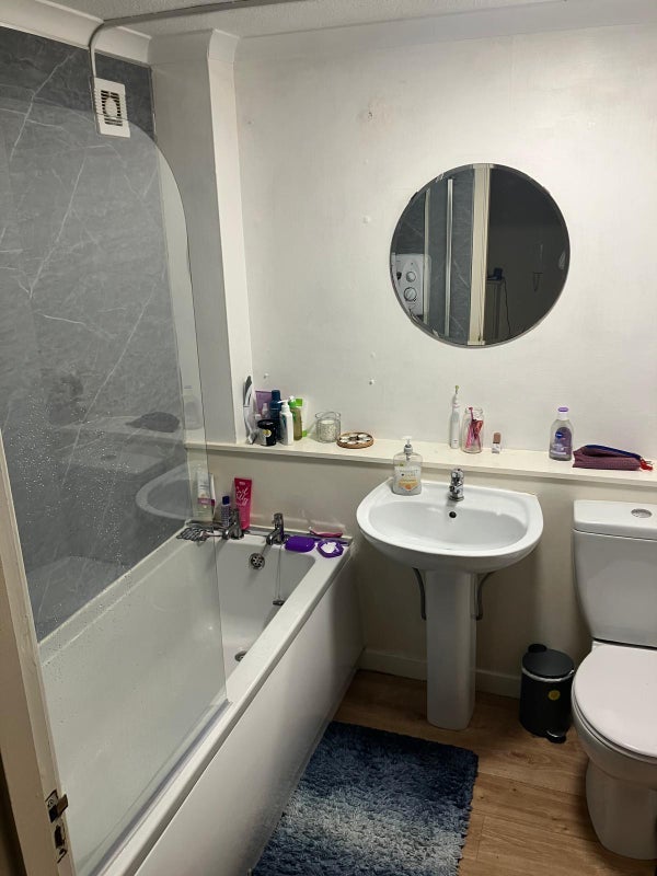 Room Stewartville Street in Glasgow
