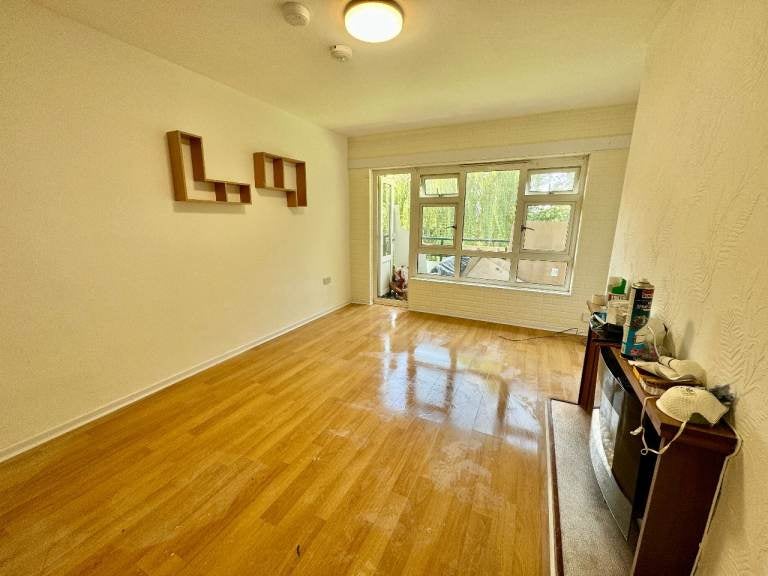 Flat Drake Road in Greater London