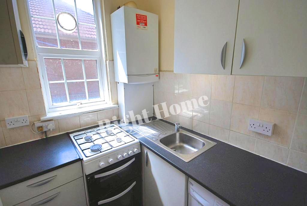 Flat Bowrons Avenue in Greater London