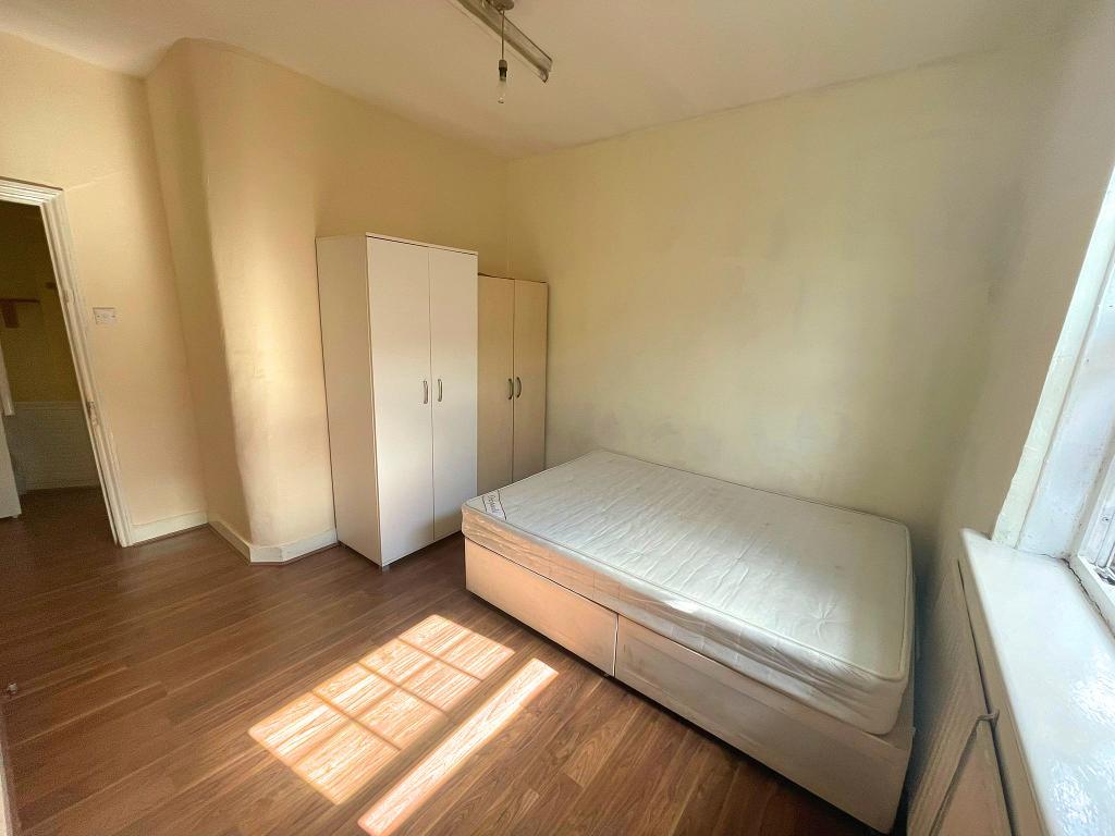 Flat Bowrons Avenue in Greater London