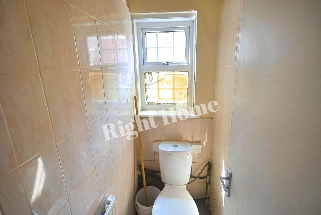 Flat Bowrons Avenue in Greater London