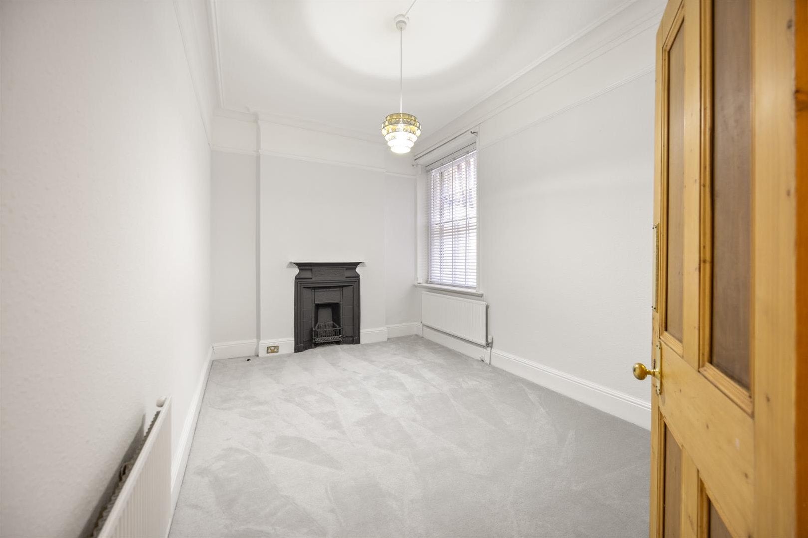 Flat Smyrna Road in Greater London