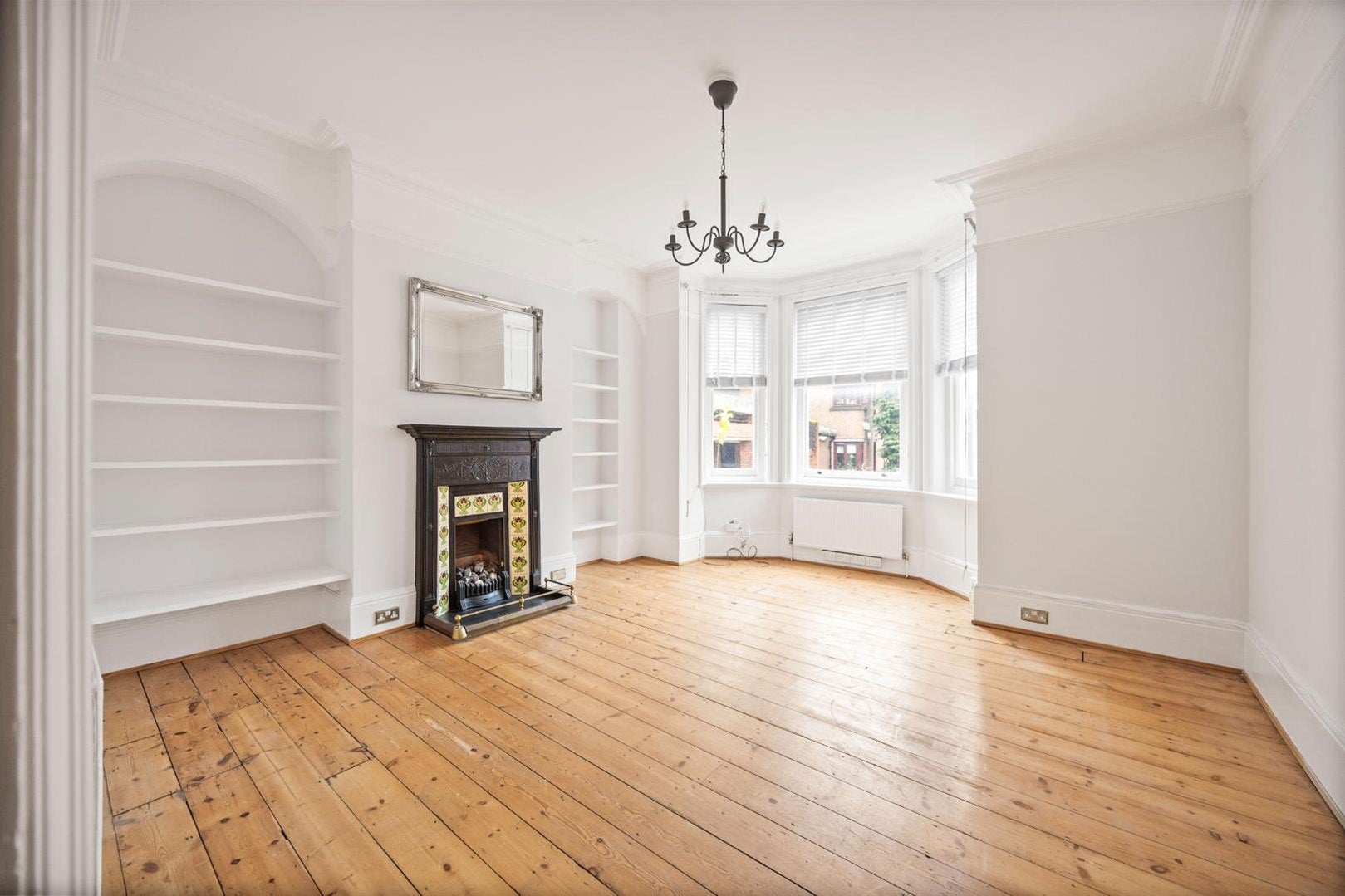 Flat Smyrna Road in Greater London