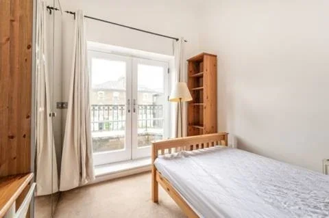 Room Caledonian Square in Greater London