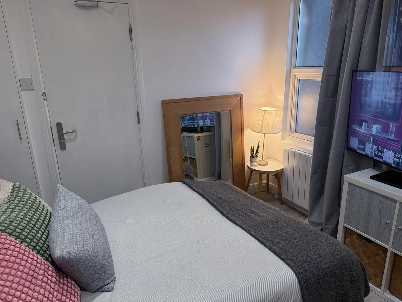 Room Hoe Street in Greater London