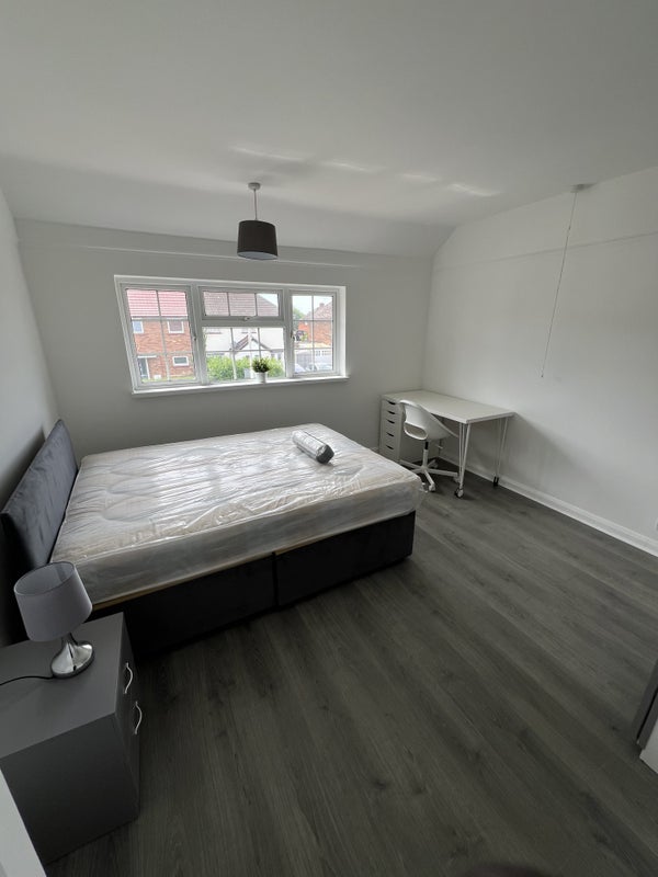 Room St Mary's Crescent in Basildon
