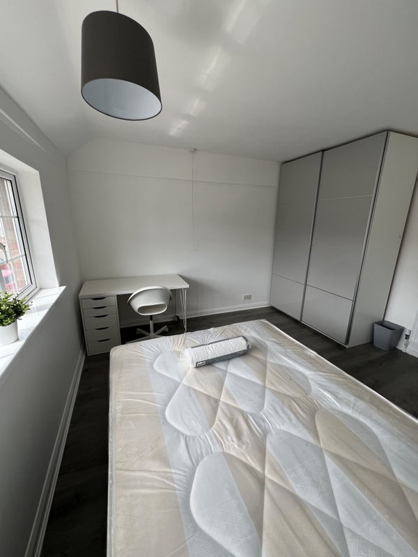 Room St Mary's Crescent in Basildon