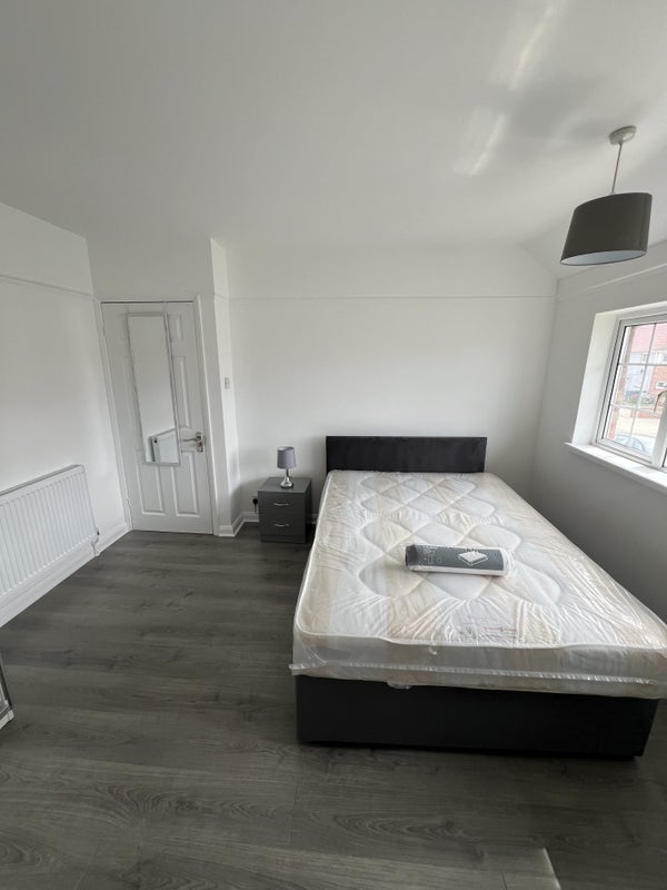 Room St Mary's Crescent in Basildon
