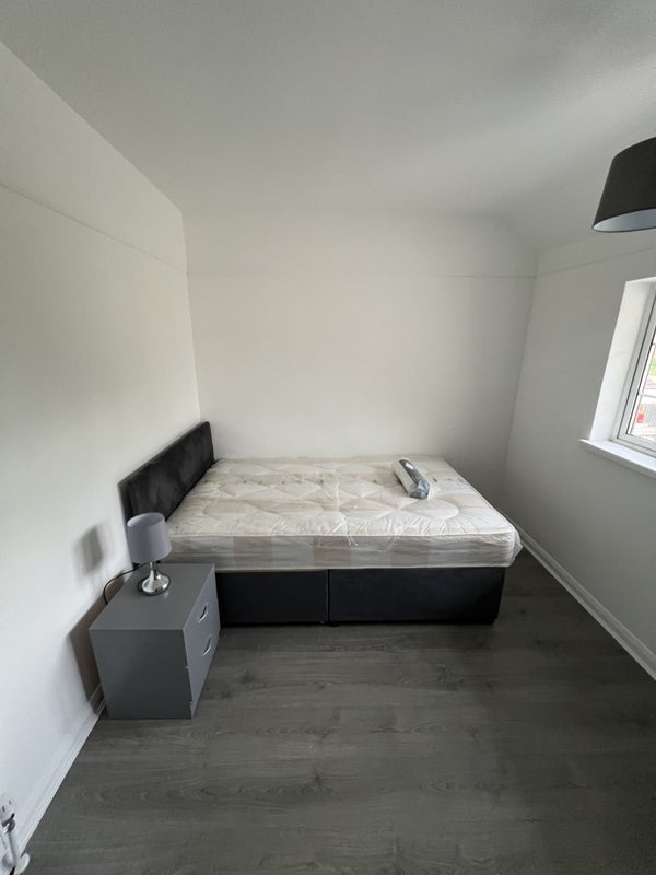 Room St Mary's Crescent in Basildon
