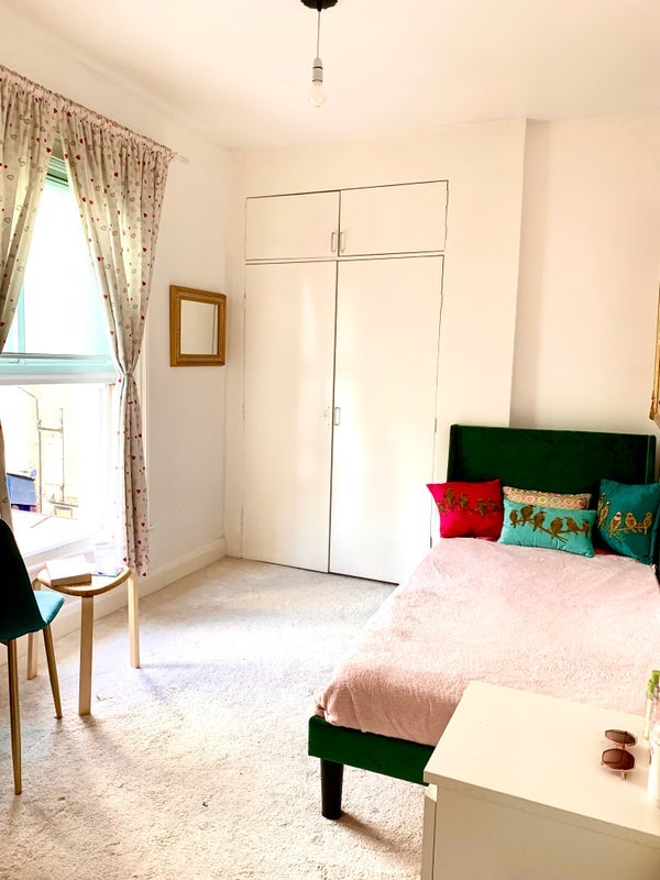 Room Sutton Court Road in Greater London