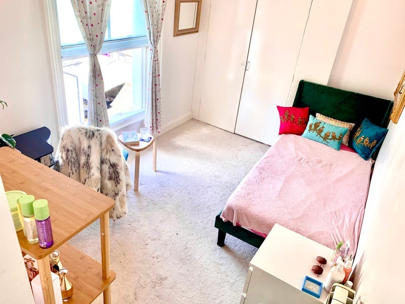 Room Sutton Court Road in Greater London