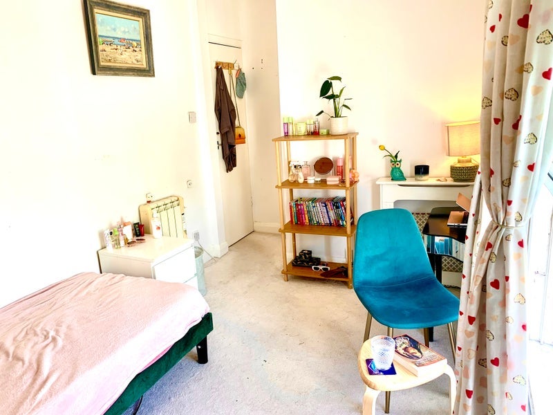 Room Sutton Court Road in Greater London