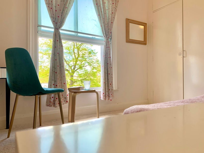 Room Sutton Court Road in Greater London