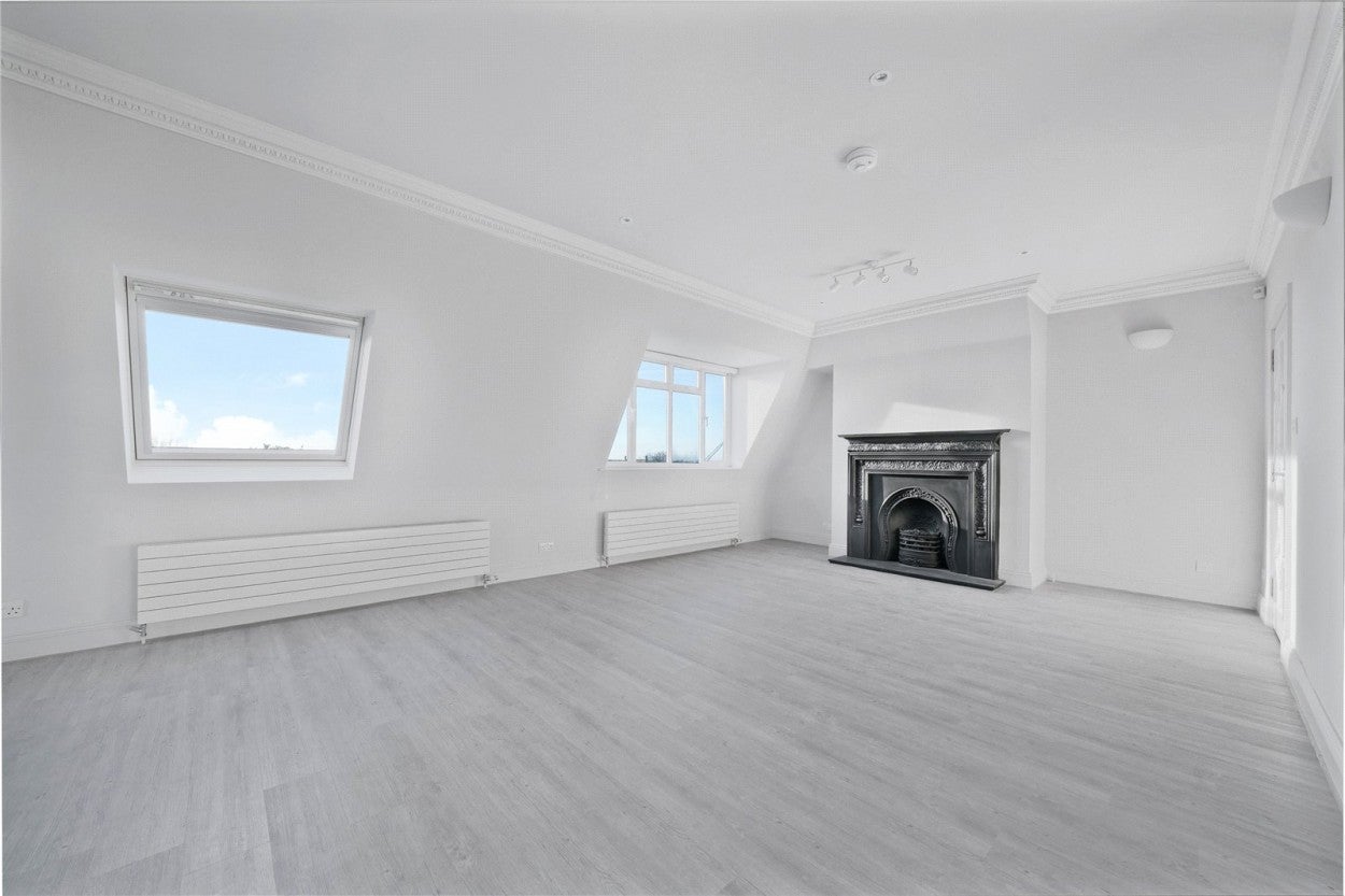 Flat Lyndhurst Road in Greater London