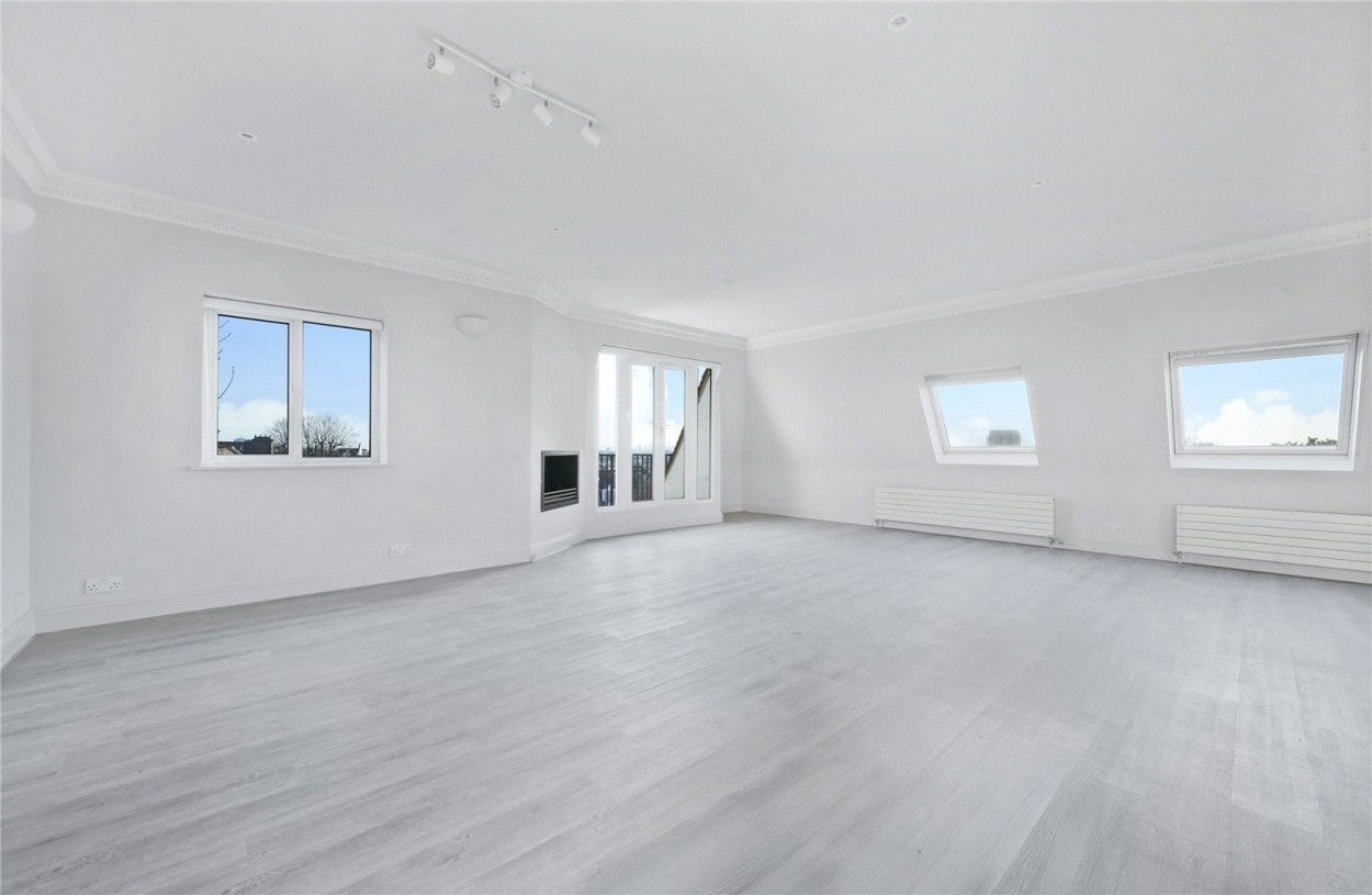 Flat Lyndhurst Road in Greater London