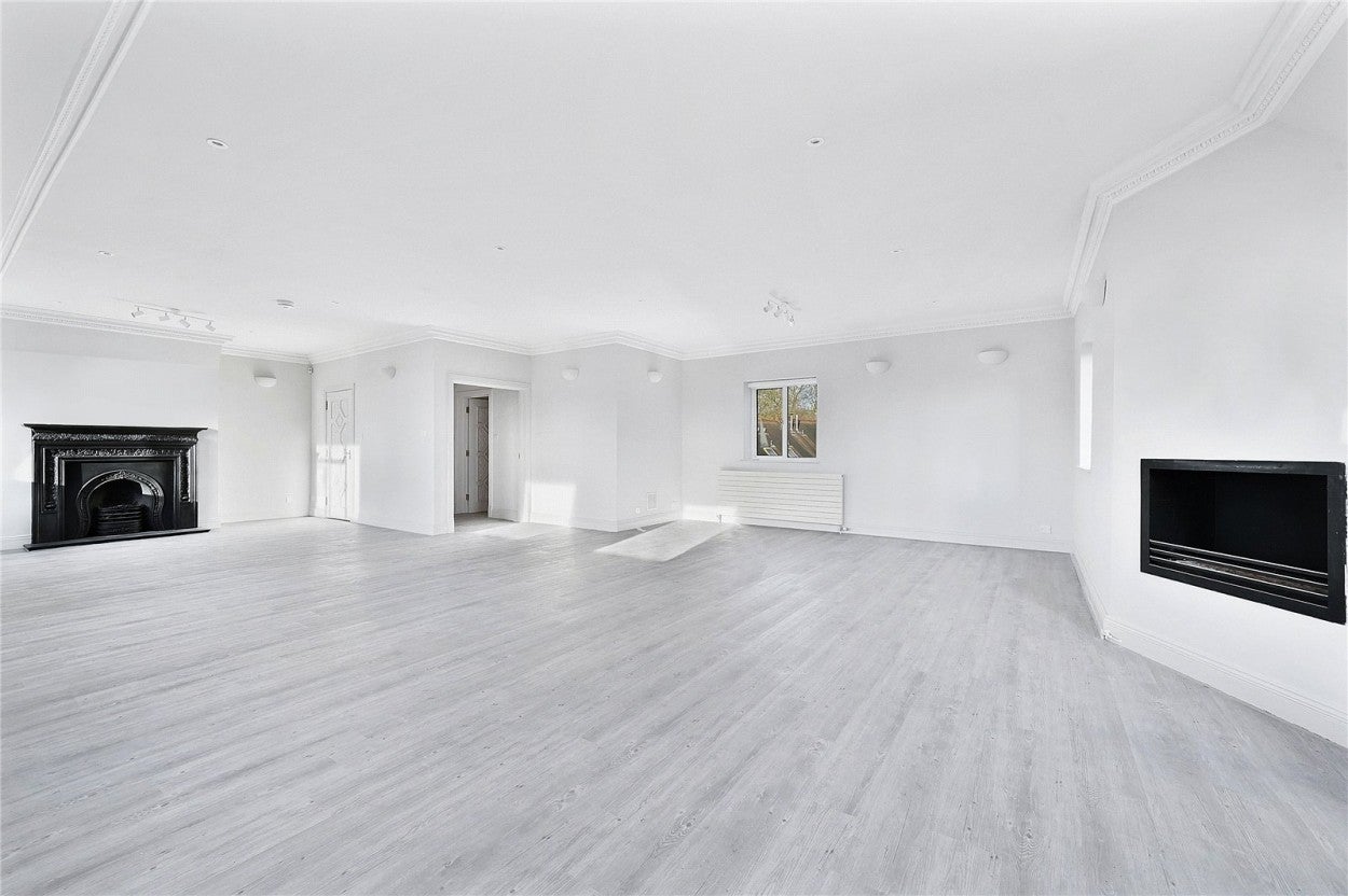 Flat Lyndhurst Road in Greater London