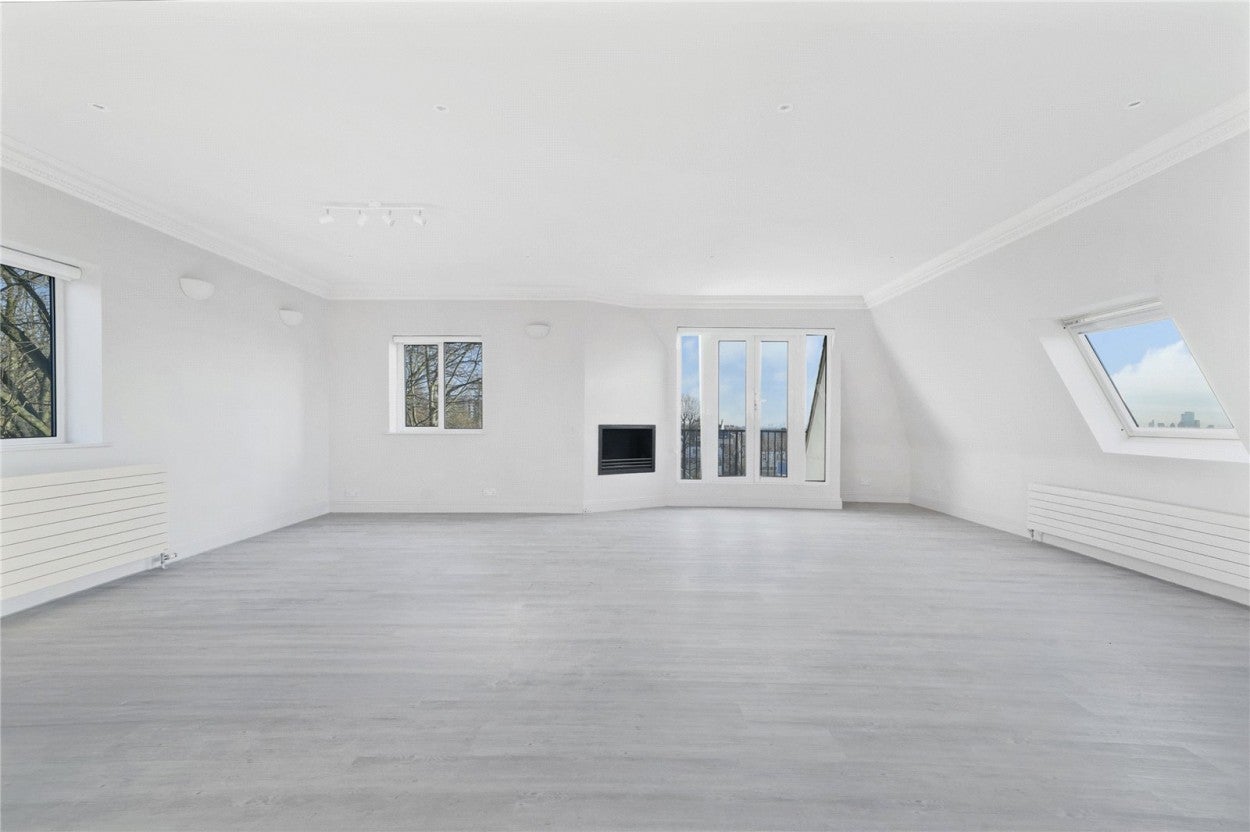 Flat Lyndhurst Road in Greater London