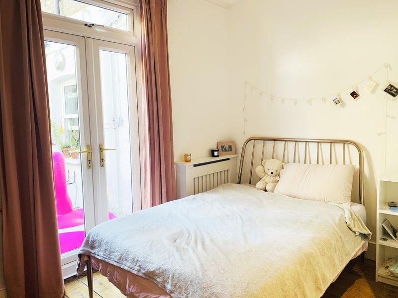 Room Merivale Road in Greater London