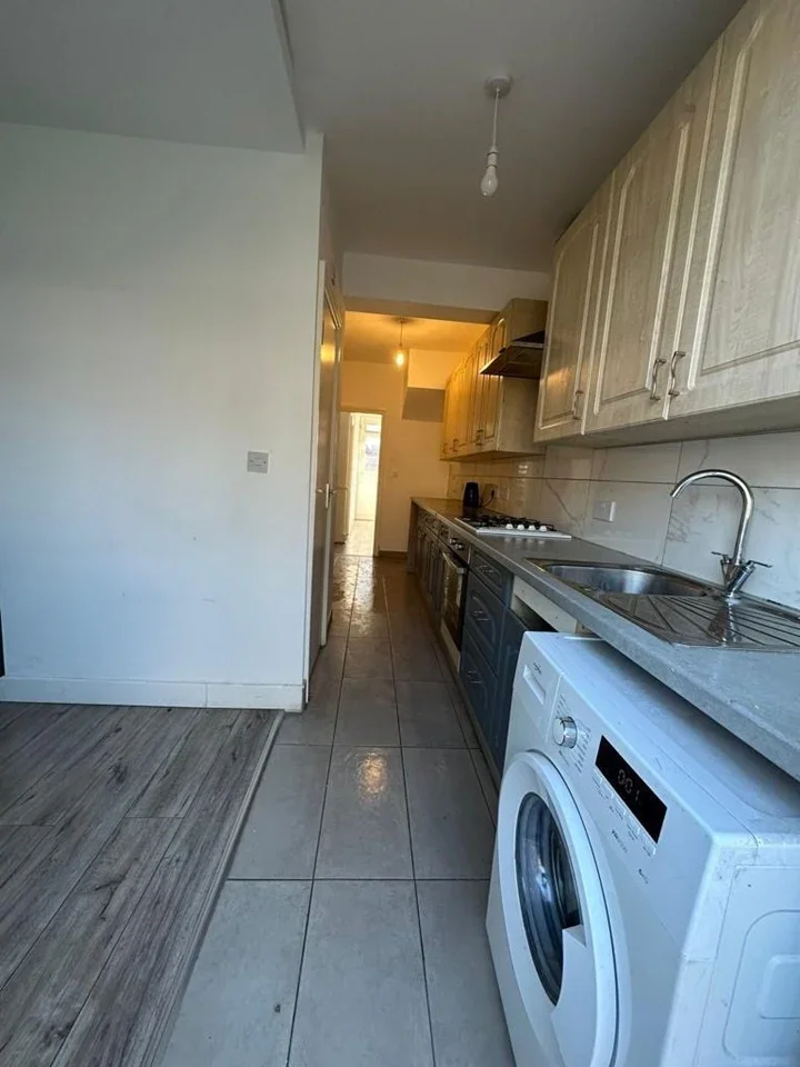 Room Buller Road in Greater London