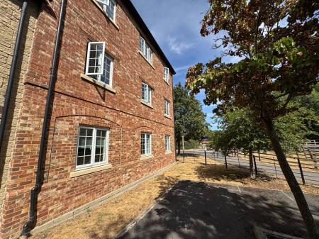 Flat Maybold Crescent in Blunsdon St Andrew