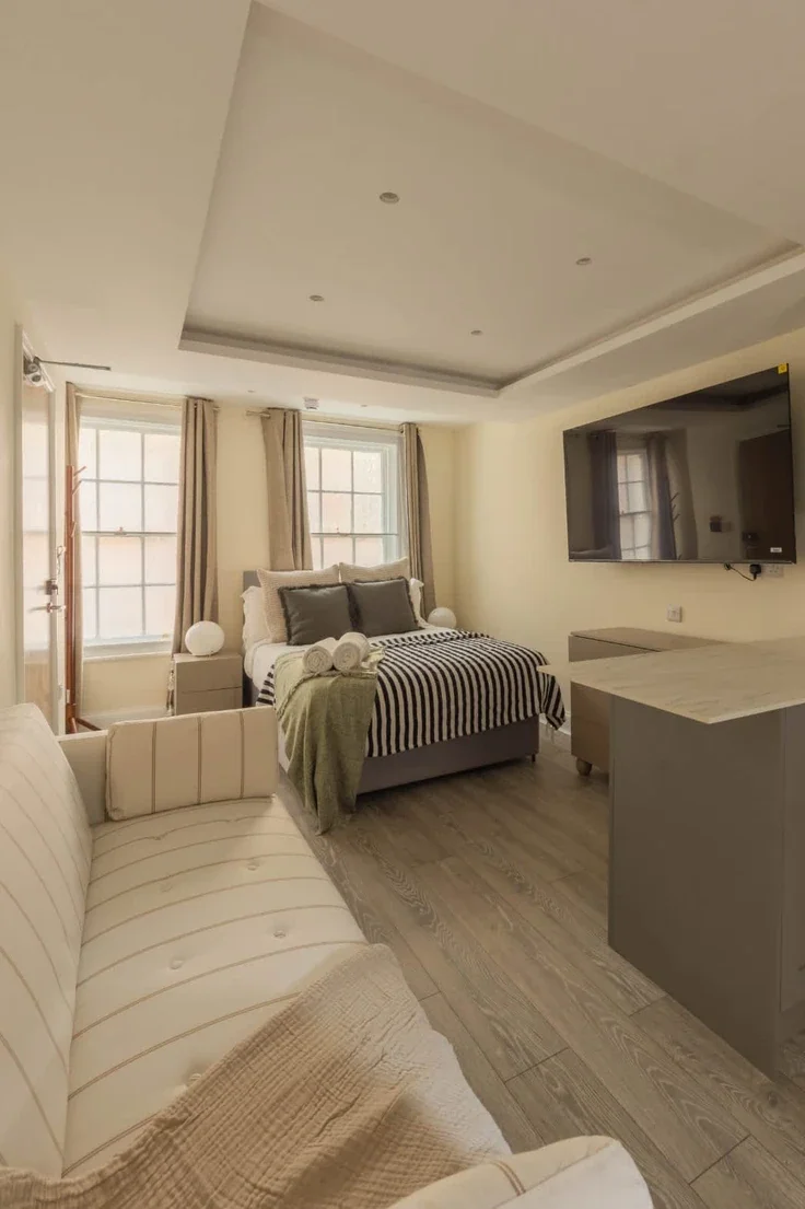Flat Dering Street in City of Westminster