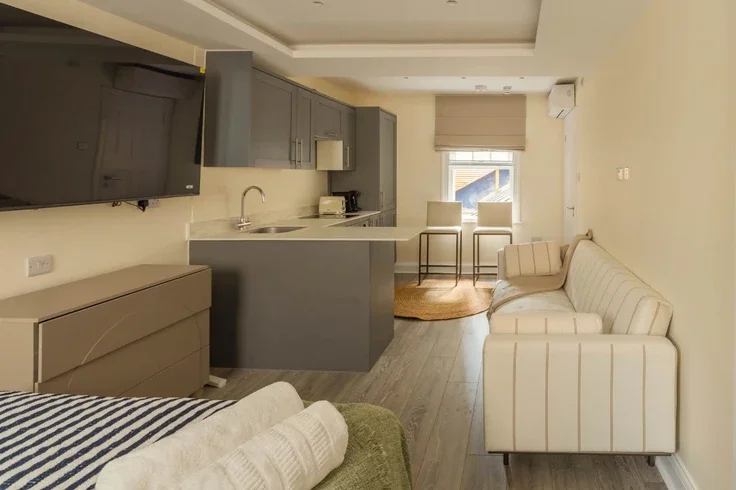 Flat Dering Street in City of Westminster
